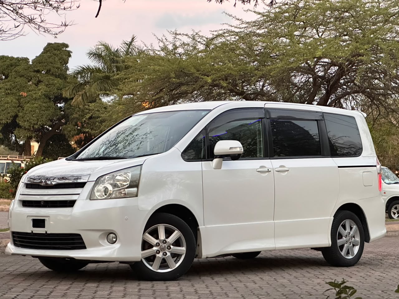TOYOTA NOAH CHASSIS thumbnail 3